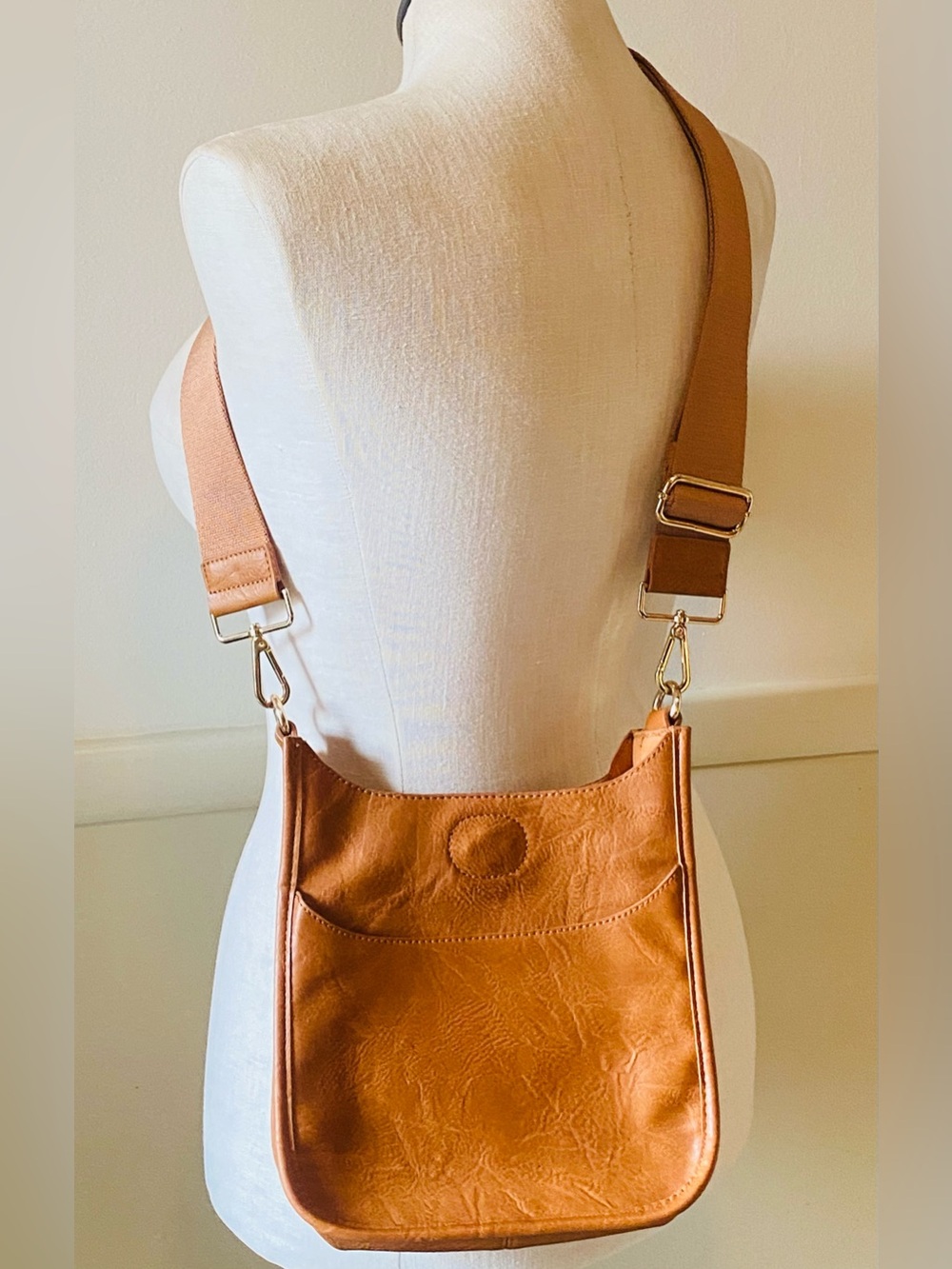 Classic Camel Brown vegan Leather Crossbody Bag with Wide Strap - Picture 2 of 4